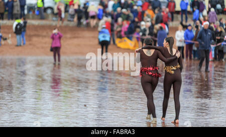 Torquay, Royaume-Uni, le 26 décembre 2015. 'À pied dans la mer' Boxing Day charity event organisé par le Lions Club de Paignton. Fêtards locaux ont bravé des conditions venteuses de participer au lendemain de tradition d'une baignade dans les eaux de la baie de Tor de la plage de Paignton ; avec beaucoup de porter des vêtements de fête ou fantaisie robe pour récolter des fonds pour la charité. Credit : Clive Jones/Alamy Live News Banque D'Images