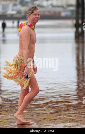 Torquay, Royaume-Uni, le 26 décembre 2015. 'À pied dans la mer' Boxing Day charity event organisé par le Lions Club de Paignton. Fêtards locaux ont bravé des conditions venteuses de participer au lendemain de tradition d'une baignade dans les eaux de la baie de Tor de la plage de Paignton ; avec beaucoup de porter des vêtements de fête ou fantaisie robe pour récolter des fonds pour la charité. Credit : Clive Jones/Alamy Live News Banque D'Images