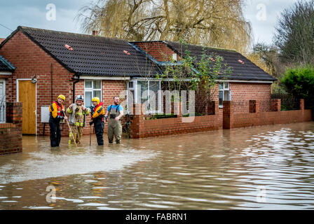 York, Royaume-Uni. 26 Décembre, 2015. Météo britannique. De fortes pluies dans le Nord de l'Angleterre à l'origine des inondations dans la région de York, le Lendemain de Noël comme la rivière Foss décline ses banques. Maisons au bord de Huntington road sont évacuées en raison des inondations. Bailey-Cooper Photo Photography/Alamy Live News Banque D'Images