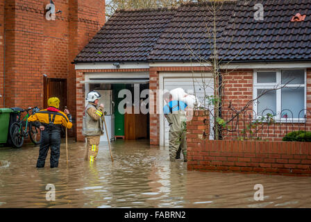 York, Royaume-Uni. 26 Décembre, 2015. Météo britannique. De fortes pluies dans le Nord de l'Angleterre à l'origine des inondations dans la région de York, le Lendemain de Noël comme la rivière Foss décline ses banques. Maisons au bord de Huntington road sont évacuées en raison des inondations. Bailey-Cooper Photo Photography/Alamy Live News Banque D'Images