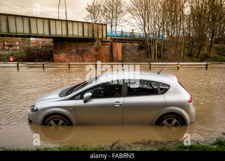 York, Royaume-Uni. 26 Décembre, 2015. Météo britannique. De fortes pluies dans le Nord de l'Angleterre à l'origine des inondations dans la région de York, le Lendemain de Noël comme la rivière Foss décline ses banques. Voitures stationnées le long de la route de Huntington à York sont inondées lorsque la rivière monte soudainement. Bailey-Cooper Photo Photography/Alamy Live News Banque D'Images