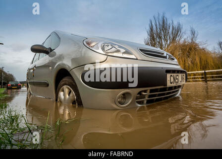 York, Royaume-Uni. 26 Décembre, 2015. Météo britannique. De fortes pluies dans le Nord de l'Angleterre à l'origine des inondations dans la région de York, le Lendemain de Noël comme la rivière Foss décline ses banques. Voitures stationnées le long de la route de Huntington à York sont inondées lorsque la rivière monte soudainement. Bailey-Cooper Photo Photography/Alamy Live News Banque D'Images