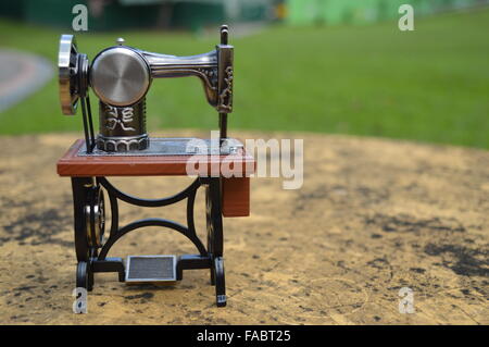 En forme de machine à coudre antique watch avec Valentine day nouvelle année 2016 message Banque D'Images