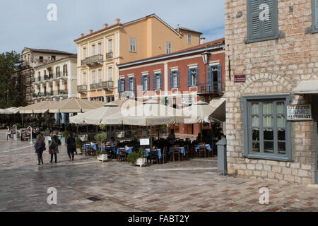 Plateia Syntagmatos square restaurants dans la région de Nauplie, Nafplios, Nauplie, Grèce. Banque D'Images