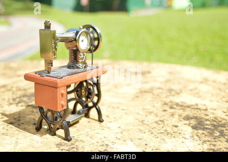 En forme de machine à coudre antique watch avec Valentine day nouvelle année 2016 message Banque D'Images