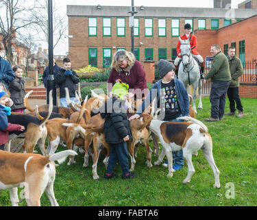 Grantham, Lincolnshire, GB. 26 décembre 2015. La chasse à proximité de Belvoir Belvoir Castle rencontrez sur St Peter Hill d'être accueillis par le maire de la ville dans la tradition Boxing Day Hunt rencontrez. Le rencontrez a attiré un grand nombre de partisans et prend en charge. Matt Limb OBE/Alamy Live News Banque D'Images