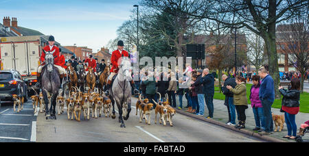 Grantham, Lincolnshire, GB. 26 décembre 2015. La chasse à proximité de Belvoir Belvoir Castle rencontrez sur St Peter Hill d'être accueillis par le maire de la ville dans la tradition Boxing Day Hunt rencontrez. Le rencontrez a attiré un grand nombre de partisans et prend en charge. Matt Limb OBE/Alamy Live News Banque D'Images