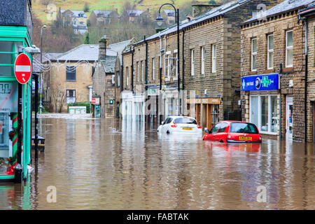 Hebden Bridge, West Yorkshire, Royaume-Uni. 26 Décembre, 2015. La rue de la Couronne sous l'eau dans le centre de Hebden Bridge Crédit : Graham Hardy/Alamy Live News Banque D'Images