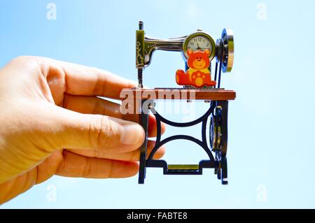 En forme de machine à coudre antique watch avec Valentine day nouvelle année 2016 message Banque D'Images