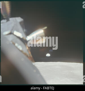 Cette collection inédite de la mission Apollo 11 capture des moments clés du premier atterrissage lunaire habité historique en 1969. La mission a vu les astronautes Neil Armstrong, Edwin Aldrin et Michael Collins entrer dans l'histoire à bord du module lunaire 'Eagle', Armstrong devenant la première personne à marcher sur la lune. L'archive comprend des images du module de commande, des activités de surface lunaire et des splashdown. Banque D'Images