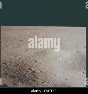 Ces archives photographiques intactes d'Apollo 11 contiennent des images du premier atterrissage lunaire habité historique. Les astronautes Neil Armstrong et Buzz Aldrin explorent la surface lunaire, tandis que Michael Collins est resté en orbite à bord du module de commandement. La collection présente les premières empreintes humaines sur la Lune, le module lunaire et l'emblématique descente de l'aigle. Banque D'Images