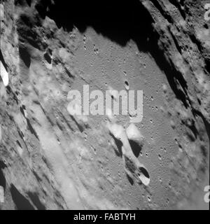 Ceci est l'archive photographique complète non éditée de la mission Apollo 11, présentant les moments clés du premier atterrissage lunaire de l'humanité en 1969. Les astronautes Neil Armstrong, Buzz Aldrin et Michael Collins ont marqué l’histoire avec leur voyage à bord de la fusée Saturn V, atterrissant sur la surface de la lune et recueillant des données vitales pendant l’EVA. Ces archives comprennent des images emblématiques du module lunaire Eagle et des promenades au lune. Banque D'Images