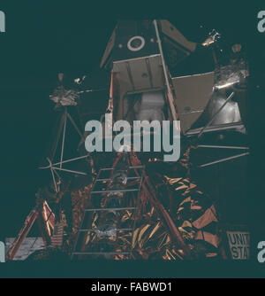 Cette collection présente l'ensemble des archives photographiques non éditées de la mission Apollo 11, le premier atterrissage lunaire habité réussi en 1969. Il comprend des images des astronautes Neil Armstrong, Buzz Aldrin et Michael Collins, prises au cours de leur voyage à bord du module de commandement et de service et de leur promenade historique au lune. Les éléments clés incluent le module lunaire Eagle, la base de tranquillité et l'emblématique Earthrise. Les images documentent le décollage de la mission, les sorties dans l'espace et les éclaboussures. Banque D'Images