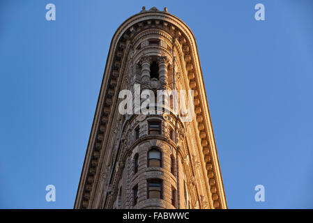 Close-up de détails architecturaux de la façade de l'Immeuble Flatiron au coucher du soleil. Quartier Flatiron, Manhattan, New York City Banque D'Images