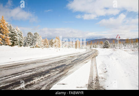 Première neige dans un col de montagne au début de l'automne Banque D'Images