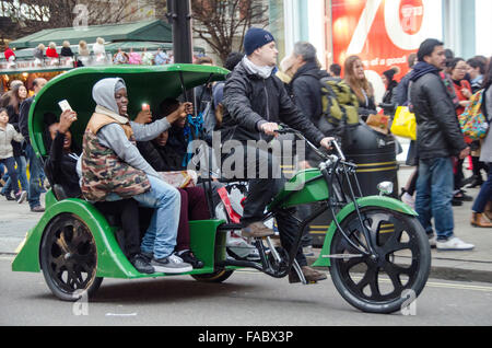 Londres, Royaume-Uni, 26 décembre 2015, lendemain de shopping dans Oxford Street en tant que ventes de janvier commencer tôt. Credit : JOHNNY ARMSTEAD/Alamy Live News Banque D'Images