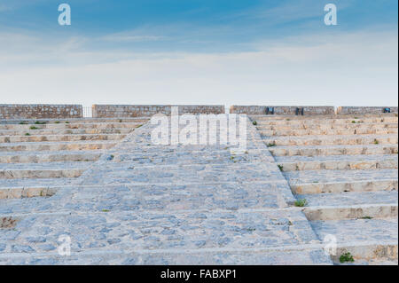 Étapes menant au sommet de la mur du port dans la vieille ville, Ibiza, Espagne, Europe Banque D'Images