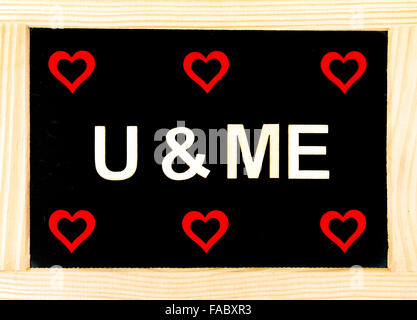 Cadre en bois vintage tableau avec six symboles en forme de coeur rouge et le texte que vous et moi, l'amour concept Banque D'Images