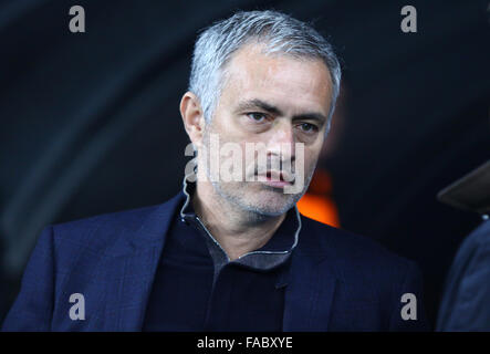 Kiev, UKRAINE - le 20 octobre 2015 : FC Chelsea manager Jose Mourinho semble sur pendant l'UEFA Champions League match contre FC Dynamo Banque D'Images