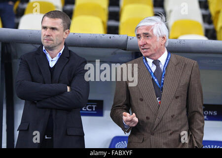 Kiev, UKRAINE - le 20 octobre 2015 : FC Dynamo Kyiv entraîneur en chef Serhiy Conte (L) parle avec le directeur général Rezo Chokhonelidze avant match de la Ligue des Champions contre Chelsea au stade olympique NSC Banque D'Images