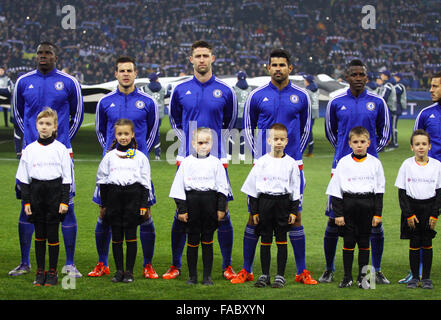 Kiev, UKRAINE - le 20 octobre 2015 : Chelsea FC joueurs écouter hymne officiel de la Ligue des Champions avant match contre FC Dynamo Banque D'Images