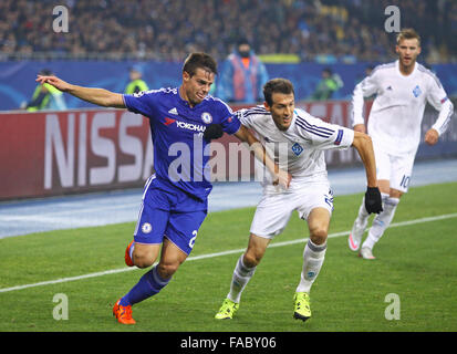 Kiev, UKRAINE - le 20 octobre 2015 : Danilo Silva du Dynamo Kiev (R) se bat pour une balle avec Cesar Azpilicueta de Chelsea lors de la Banque D'Images