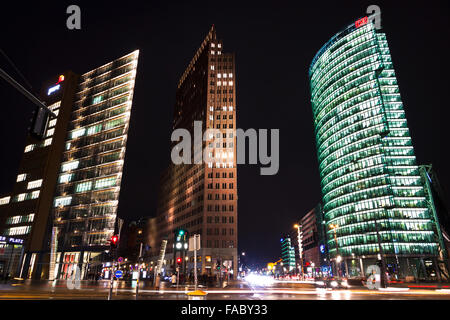 BERLIN, ALLEMAGNE - 4 mars 2015 : soirée vue sur la Potsdamer Platz. Le nouvel hôtel moderne du centre-ville et quartier financier de Berlin Banque D'Images