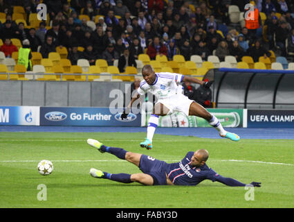 Kiev, UKRAINE - 21 NOVEMBRE 2012 : Brown Ideye du FC Dynamo Kyiv (en blanc) de la balle au cours de jeu de la Ligue des Champions contre le FC Paris Saint-Germain le 21 novembre 2012 à Kiev, Ukraine Banque D'Images