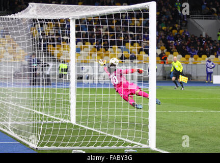 Kiev, UKRAINE - 21 NOVEMBRE 2012 : le gardien Salvatore Sirigu du FC Paris Saint-Germain en action pendant l'UEFA Champions League Banque D'Images