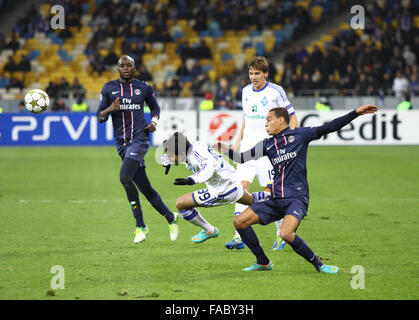 Kiev, UKRAINE - 21 NOVEMBRE 2012 : Gregory van der Wiel du FC Paris Saint-Germain (R, # 23) lutte pour une balle avec Dudu du FC Dynamo Kyiv (L, N° 99) au cours de leur match de la Ligue des Champions de l'UEFA le 21 novembre 2012 à Kiev, Ukraine Banque D'Images