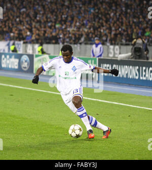 Kiev, UKRAINE - 21 NOVEMBRE 2012 : Taye Taiwo du FC Dynamo Kyiv contrôle un ballon au cours de jeu de la Ligue des Champions contre le FC Paris Saint-Germain le 21 novembre 2012 à Kiev, Ukraine Banque D'Images