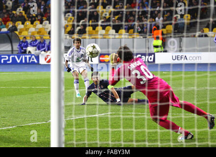 Kiev, UKRAINE - 21 NOVEMBRE 2012 : le gardien Salvatore Sirigu du FC Paris Saint-Germain en action après Dudu de Dynamo Kiev tourné la balle pendant leur match de la Ligue des Champions de l'UEFA le 21 novembre 2012 à Kiev, Ukraine Banque D'Images