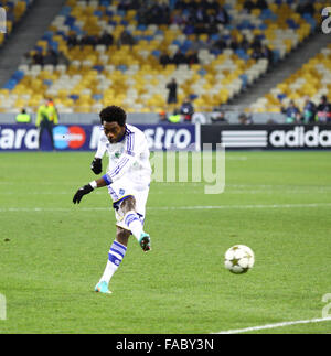 Kiev, UKRAINE - 21 NOVEMBRE 2012 : Lukman Haruna du FC Dynamo Kiev lance une balle au cours d'un match de la Ligue des Champions de l'UEFA contre le FC Paris Saint-Germain le 21 novembre 2012 à Kiev, Ukraine Banque D'Images