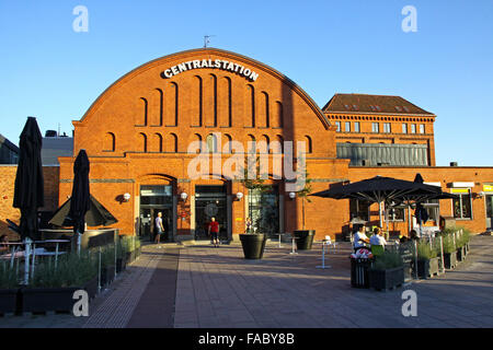 Façade nord de la gare centrale de Malmö, Suède. Elle dessert environ 17 millions de passagers par an, ce qui en fait le troisième rang en Suède Banque D'Images