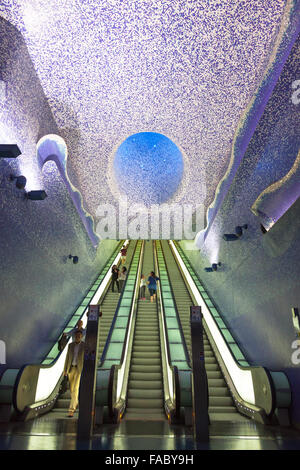 NAPLES, ITALIE - 7 mai 2015 : l'intérieur de la station de métro Toledo à Naples, en Italie. Art Toledo gare conçue par l'architecte espagnol Oscar Tusquets Blanca et a ouvert ses portes le Septembre 2012 Banque D'Images