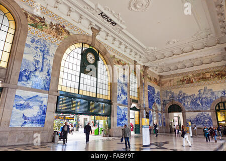 PORTO, PORTUGAL - 20 juin 2013 : la céramique peinte tileworks (azulejos) sur les murs de la salle principale de la gare de São Bento à Porto. Le bâtiment de gare est une attraction touristique populaire de l'Europe Banque D'Images