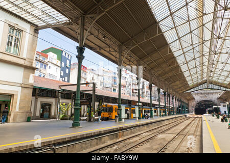 PORTO, PORTUGAL - 20 juin 2013 : plates-formes de la gare de São Bento dans la ville de Porto. Le bâtiment de gare est une attraction touristique populaire du Portugal Banque D'Images