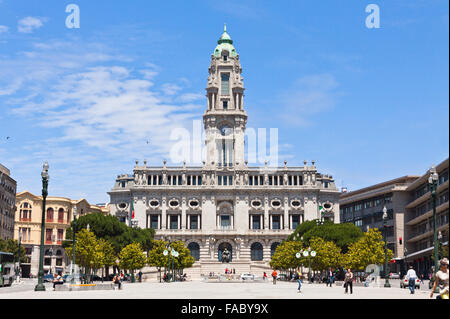 PORTO, PORTUGAL - 20 juin 2013 : Hôtel de Ville (Camara Municipal do Porto) sur la Place Liberdade, Porto, Portugal Banque D'Images