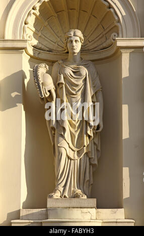 Sculpture de Muse à l'entrée principale de l'Université de Varsovie, Pologne Banque D'Images