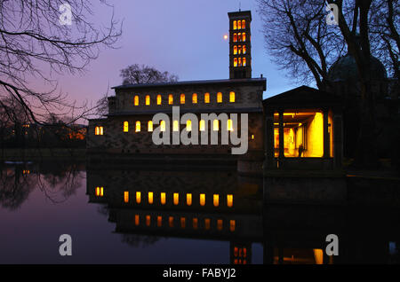 Voir la soirée de l'Église protestante de la paix (Friedenskirche) dans parc Sanssouci, Potsdam, Allemagne Banque D'Images