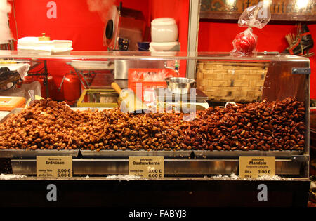 Stand avec confit d'amandes grillées, Marché de Noël à Berlin Allemagne Banque D'Images