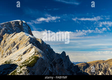 L'automne est à venir dans les Alpes italiennes Banque D'Images