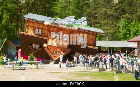 Szymbark - Maison à l'envers, projet original en musée à ciel ouvert de l'architecture en bois, Pologne Banque D'Images