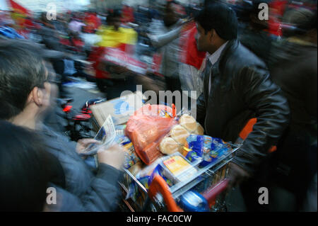 Grévistes de la faim Tamouls se faufiler dans les aliments sur le pont de Westminster, Londres Banque D'Images