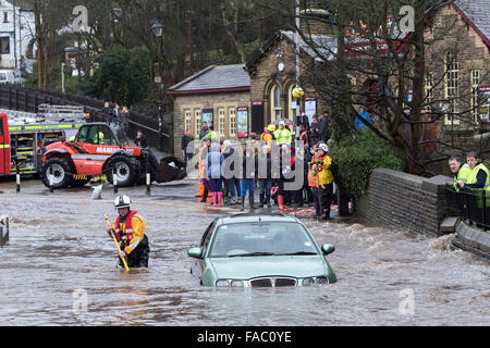 Haworth, au Royaume-Uni. 26 décembre 2105. Un pompier fait son chemin à travers les inondations à Haworth, dans le Yorkshire de l'Ouest à la suite de fortes pluies dans le nord de l'Angleterre : grough Crédit.co.uk/Alamy Live News Banque D'Images