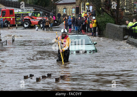 Haworth, au Royaume-Uni. 26 décembre 2105. Un pompier fait son chemin à travers les inondations à Haworth, dans le Yorkshire de l'Ouest à la suite de fortes pluies dans le nord de l'Angleterre : grough Crédit.co.uk/Alamy Live News Banque D'Images