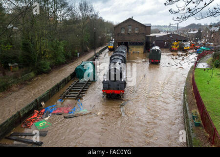 Haworth, au Royaume-Uni. 26 décembre 2105. Les pistes près de Haworth, sur le chemin de fer de la vallée de Keighley & Worth, West Yorkshire, sont inondés lors des inondations qui ont suivi les fortes pluies dans le nord de l'Angleterre : grough Crédit.co.uk/Alamy Live News Banque D'Images