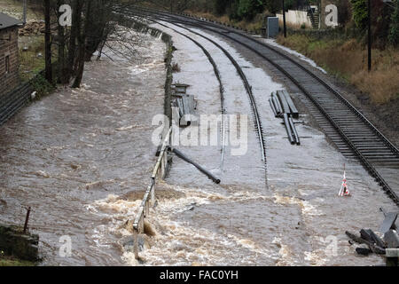 Haworth, au Royaume-Uni. 26 décembre 2105. Les pistes près de Haworth, sur le chemin de fer de la vallée de Keighley & Worth, West Yorkshire, sont inondés lors des inondations qui ont suivi les fortes pluies dans le nord de l'Angleterre : grough Crédit.co.uk/Alamy Live News Banque D'Images
