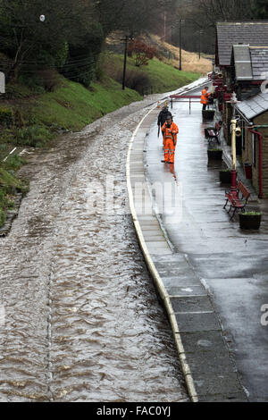Haworth, au Royaume-Uni. 26 décembre 2105. Les pistes près de Haworth, sur le chemin de fer de la vallée de Keighley & Worth, West Yorkshire, sont inondés lors des inondations qui ont suivi les fortes pluies dans le nord de l'Angleterre : grough Crédit.co.uk/Alamy Live News Banque D'Images