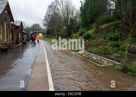 Haworth, au Royaume-Uni. 26 décembre 2105. Les pistes à Haworth, sur le chemin de fer de la vallée de Keighley & Worth, West Yorkshire, sont inondés lors des inondations qui ont suivi les fortes pluies dans le nord de l'Angleterre : grough Crédit.co.uk/Alamy Live News Banque D'Images